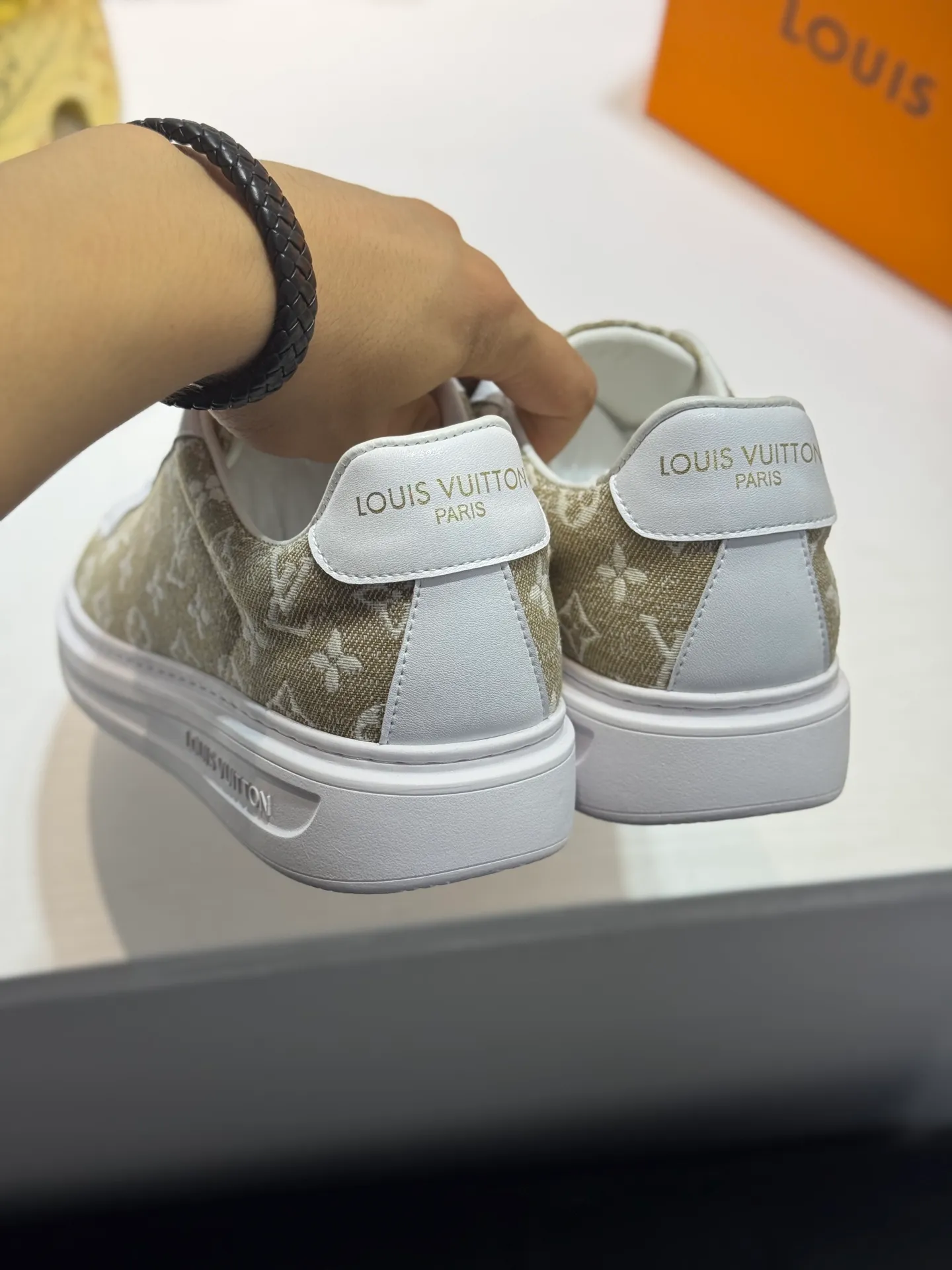 Men's shoes 💰400 [New style] 🐞🐞Top original order - LV [Louis Vuitton] counter new men's casual series! 🔥Globally limited edition💯The upper is made of cowhide with sheepskin lining➕Original rubber outsole, which is lighter and non-slip. Fashion focuses on trends, versatile and hot styles, simple yet tasteful! Exudes a fashionable and casual atmosphere, fashion is at your feet, and you are full of confidence! Multiple colors available. A must-have for fashionistas! Size: 38-44 (45 customized